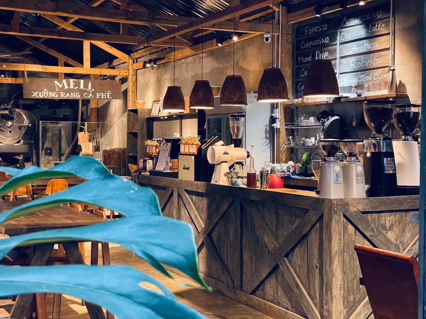 Quầy cà phê và không gian gỗ ấm cúng tại Meli Coffee