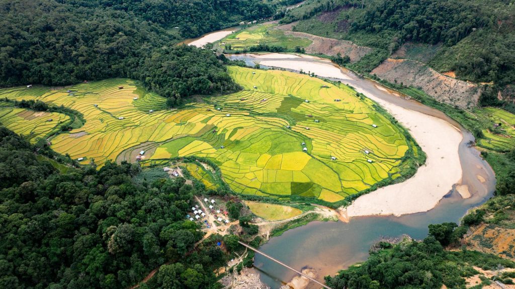 Dòng sông uốn quanh ruộng bậc thang Kon Tu Rằng