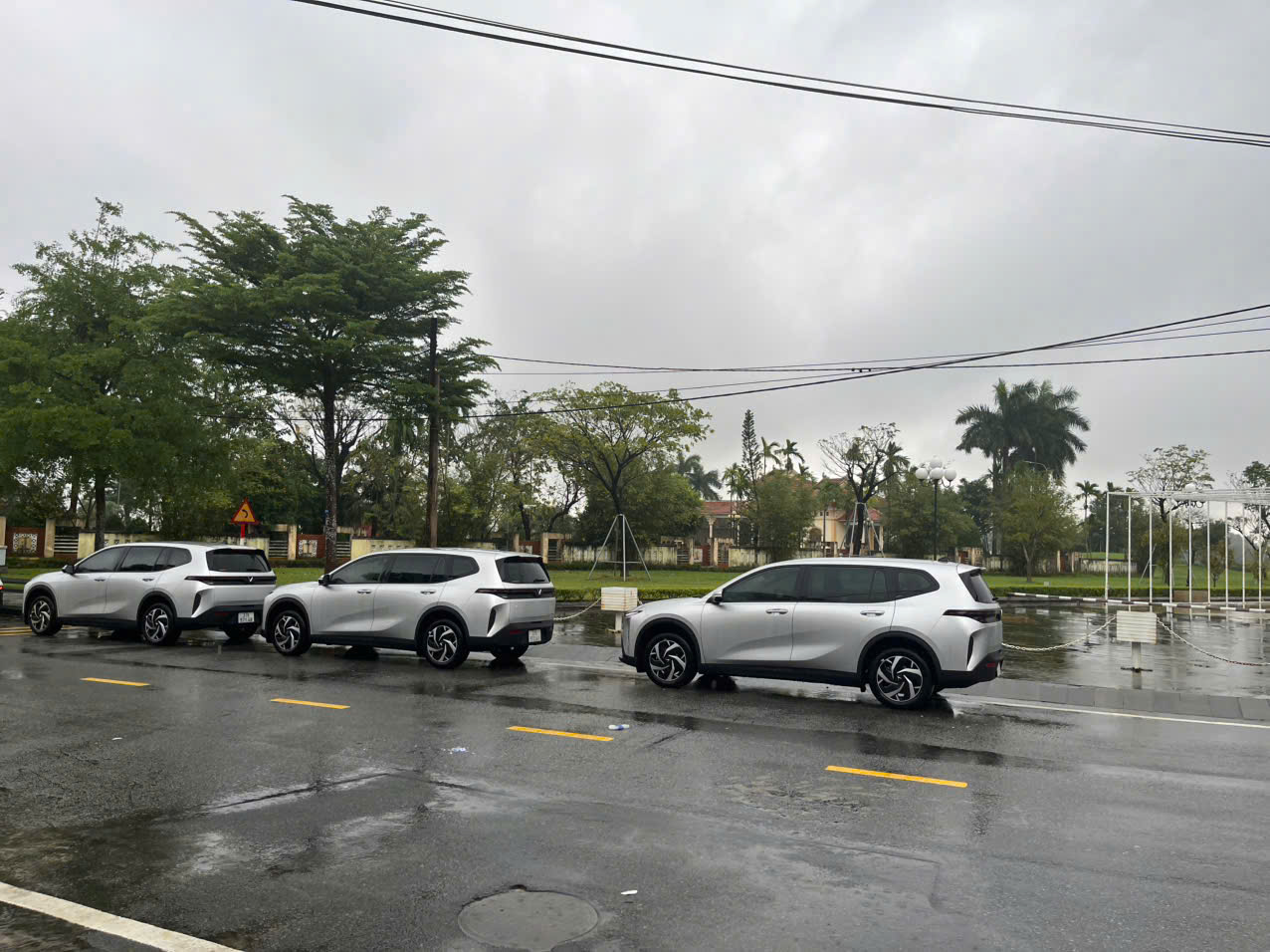 Ba xe VinFast VF6 màu bạc đỗ bên đường