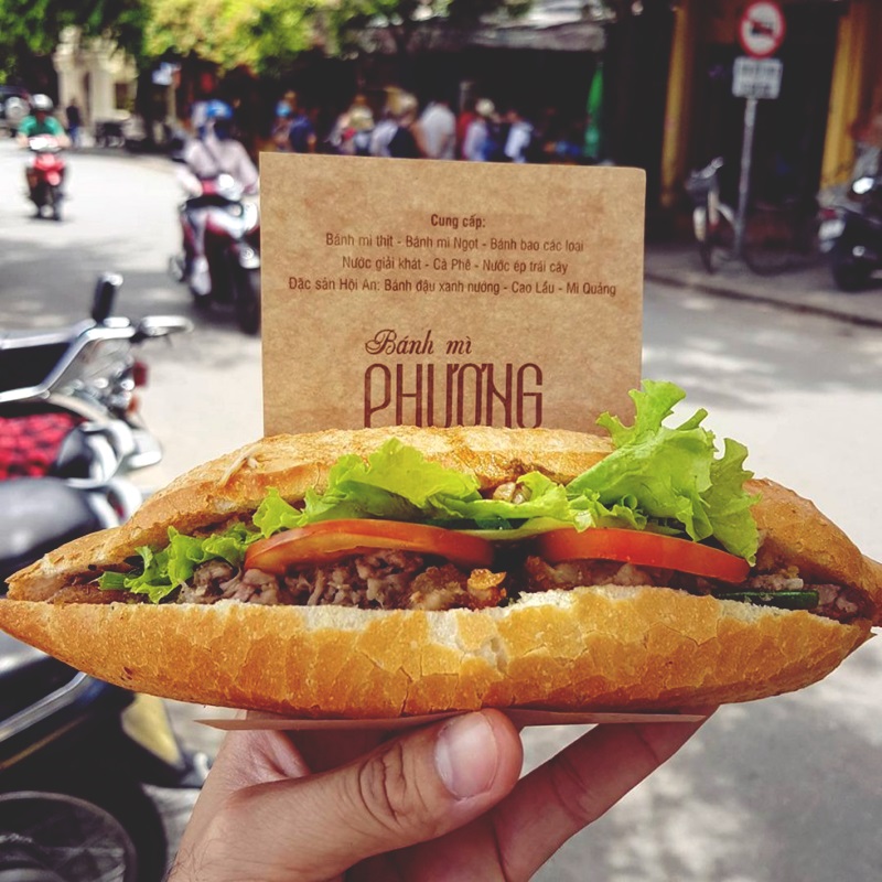 Ổ bánh mì Phượng Hội An với nhân thịt, rau và nước sốt