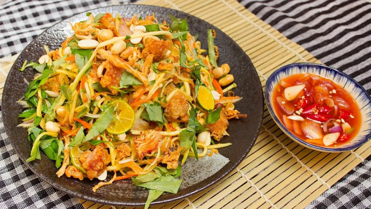 Nộm gà măng khô với rau củ và nước chấm