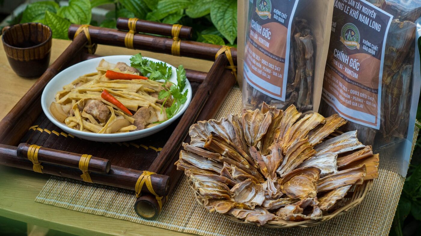 Các loại thực phẩm khô và món ăn bày trên mẹt