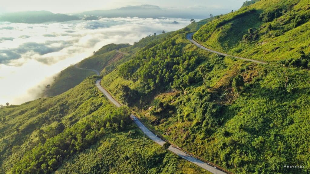 Biển mây và cung đường uốn lượn giữa núi rừng Măng Đen