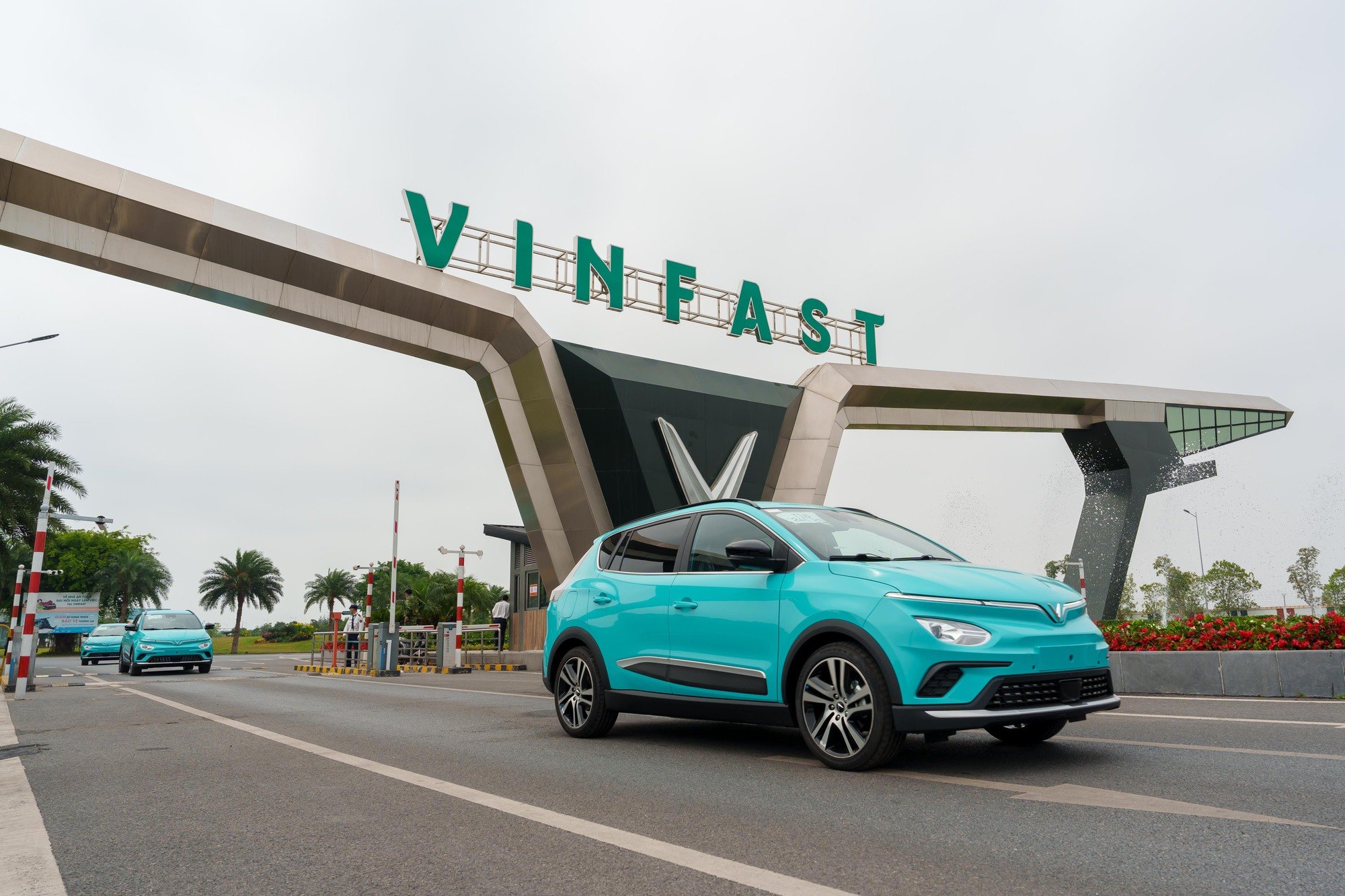 Xe taxi điện VinFast minh họa lựa chọn phương tiện đi Hội An
