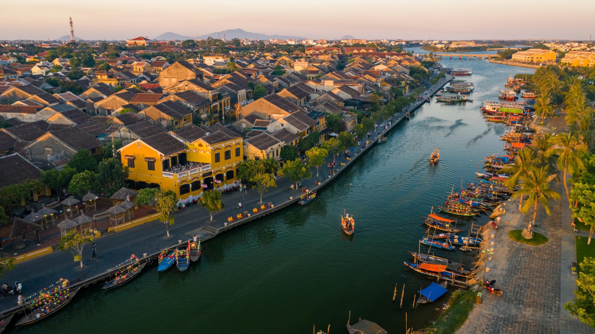 Toàn cảnh phố cổ Hội An bên dòng sông vào cuối chiều