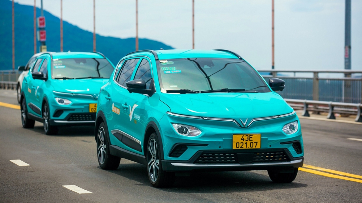 Xe taxi điện di chuyển trên cầu tại Đà Nẵng