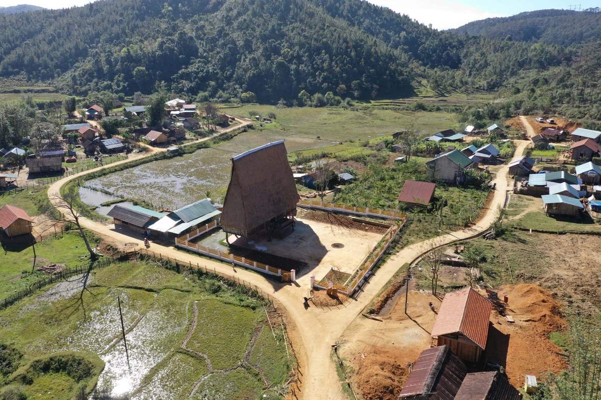 Không gian nhà rông và đường làng Kon Pring nhìn từ trên cao