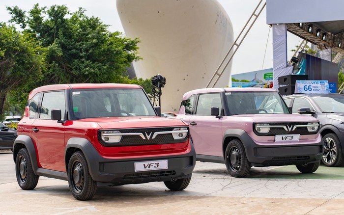 Hai xe VinFast VF 3 màu đỏ và màu hồng