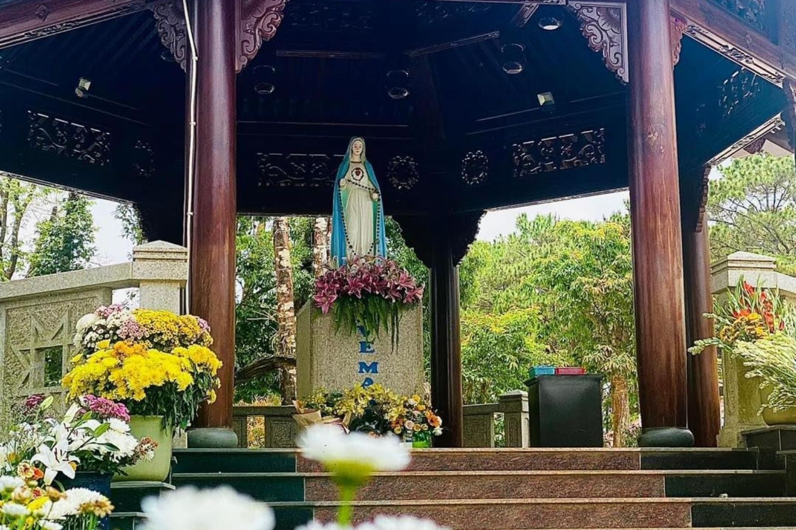 Tại Sao Đức Mẹ Măng Đen Cụt Tay? Bí Mật Pho Tượng Giữa Đại Ngàn