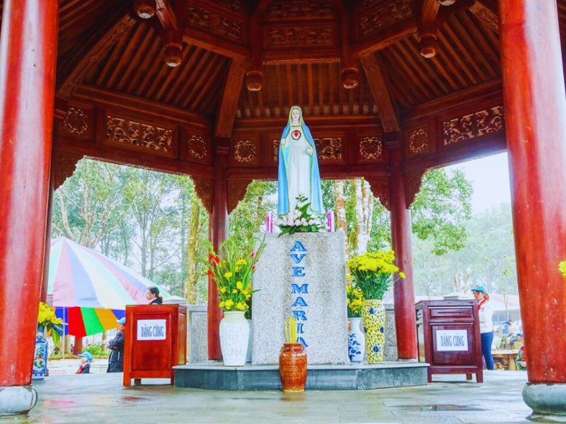 Pho tượng Đức Mẹ Măng Đen trên bệ thờ dưới mái đình