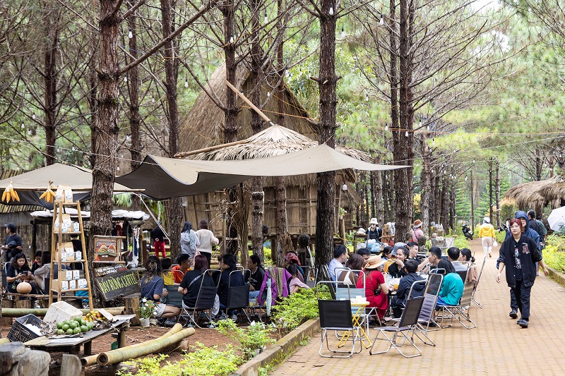 Không gian chợ phiên và ẩm thực giữa rừng thông Măng Đen