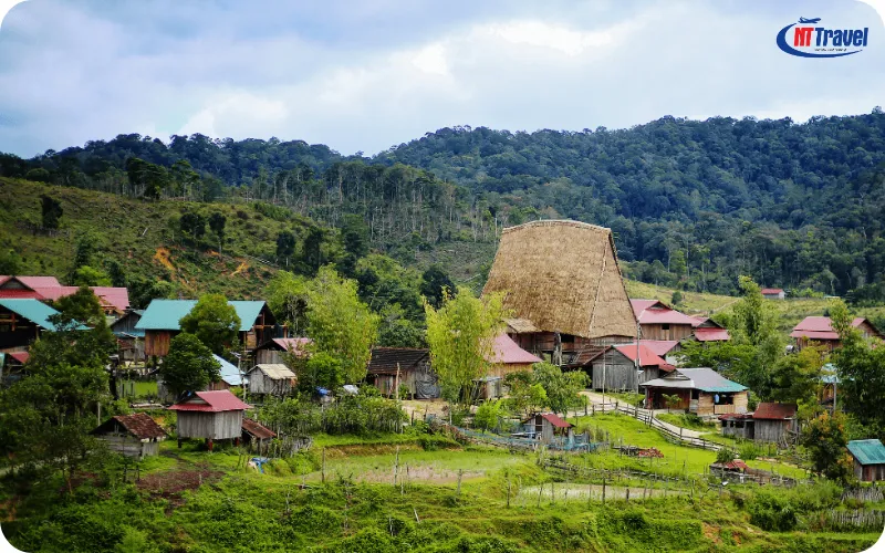 Nhà rông và khung cảnh làng văn hóa Kon Bring