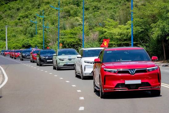 Đoàn xe VinFast di chuyển trên cung đường miền núi