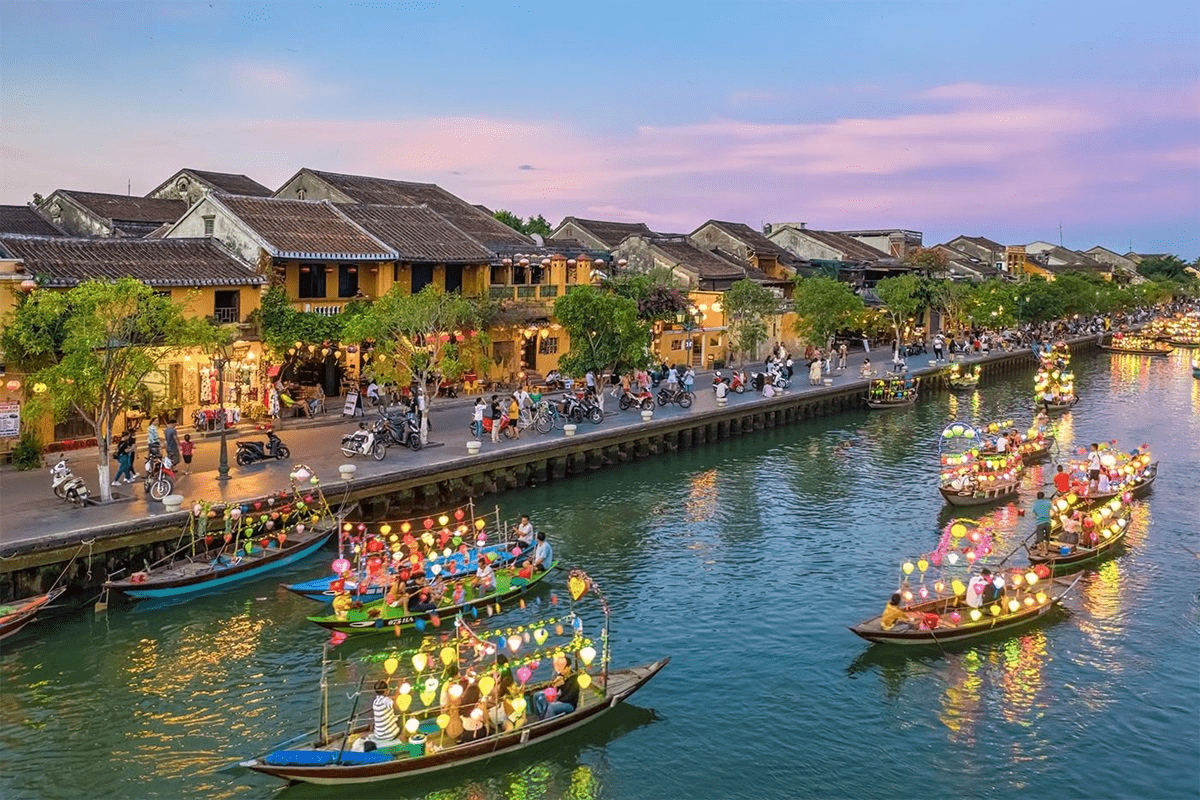 Phố cổ Hội An bên sông với những chiếc thuyền thắp đèn lồng