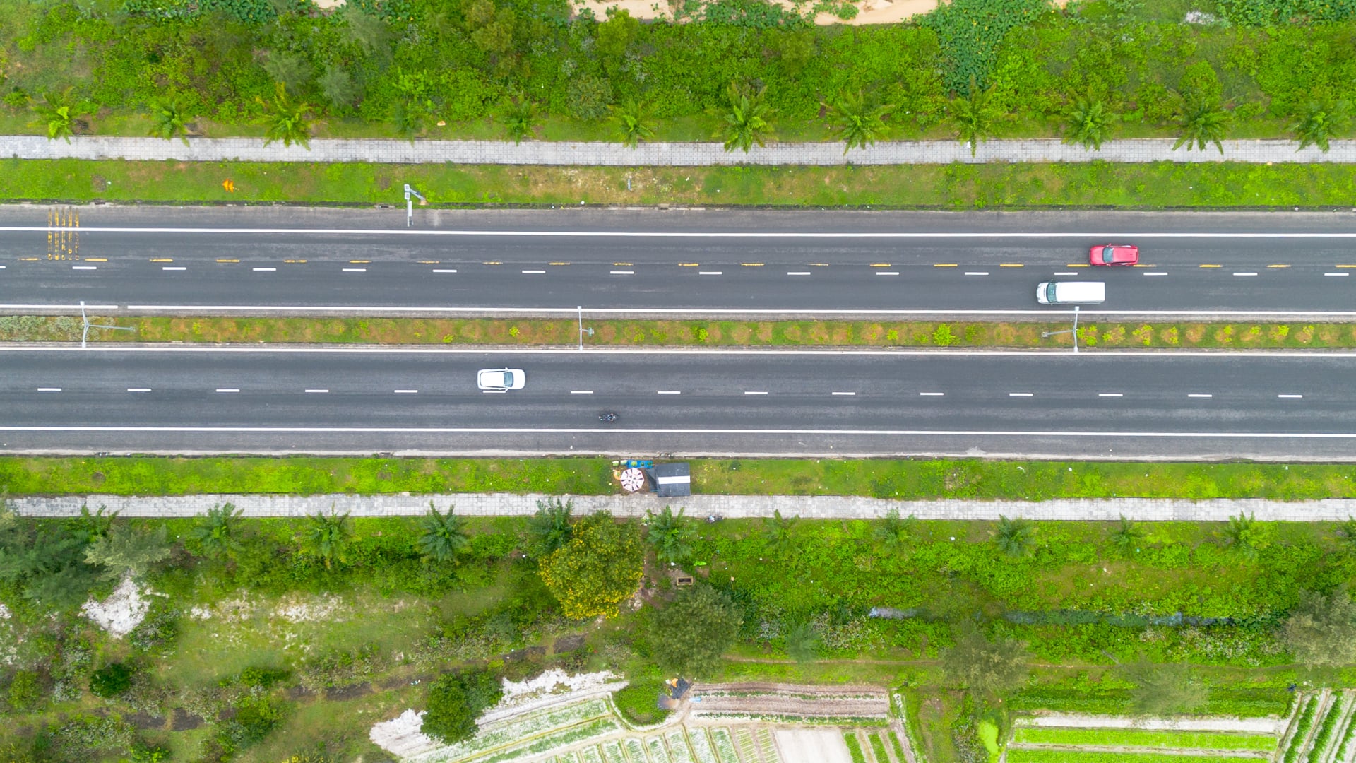 Tuyến đường rộng nhìn từ trên cao giữa những mảng xanh